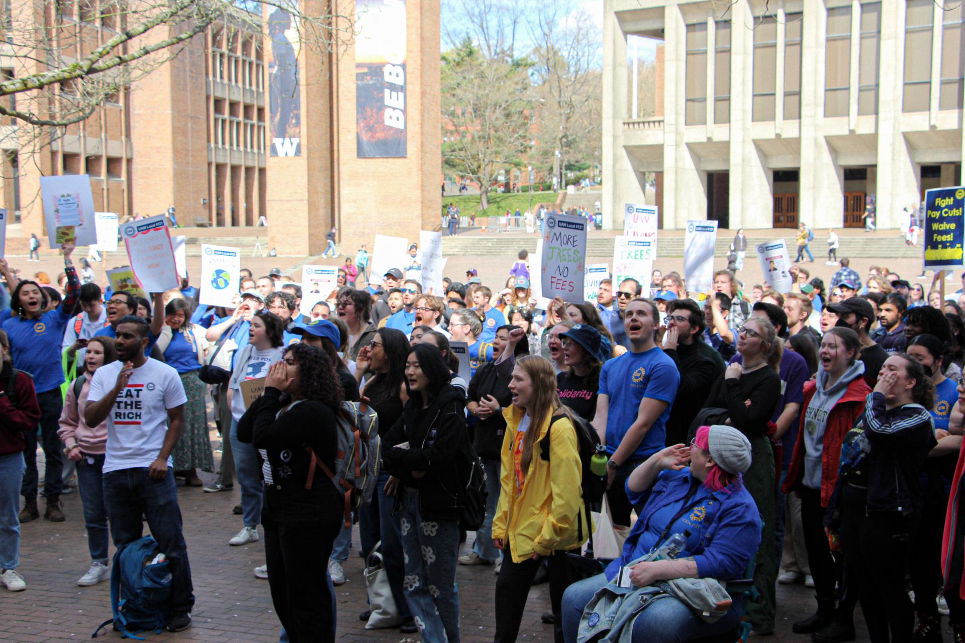 a crowd of uaw 4121 rally supporters
